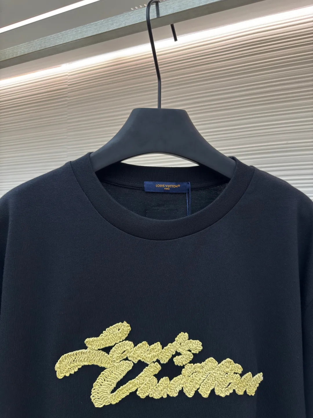 LOUIS VUITTON Raffia letter embroidered short sleeves ●Authentic product: Purchased and developed at 10399 ●Item number: 1680197-A10 ●Material: plain weave high-quality cotton ●Technology: double yarn tensioner thread ●Version: fitted version ●Weight: about 285 grams ●Size: XS-S-M-L ●Description: Clever use of iconic elements like raffia to add a touch of handcrafted flavor to the classic silhouette. Decorated with Louis Vuitton embroidery on the chest and Marque 1.Vuitton Dé 💰osée label on the back. The overall wiring is straight and delicate, the fabric is comfortable and soft, and the color is consistent without color difference. It can be matched with the same style to create a fashionable look and control various occasions. Customized accessories, complete with three standards, same style for men and women!